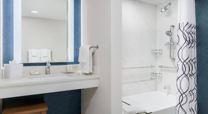 Image of Queen Room with Two Queen Beds, Balcony and Pool View - Hearing Accessible 2