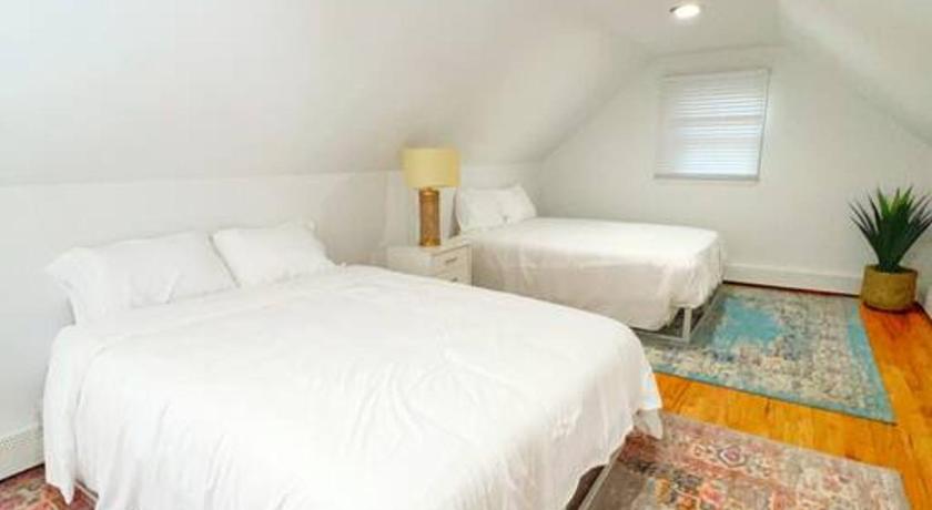 Vernon Township (NJ) Luxe 10 guest Cottage Ski-Golf-Firepit-Lakes-Hike 4-Star Accommodation view