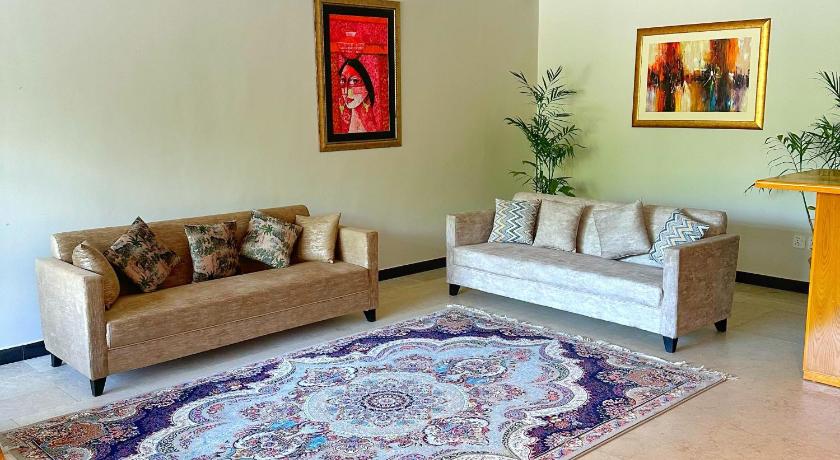 The Avenue Hotel - image 2