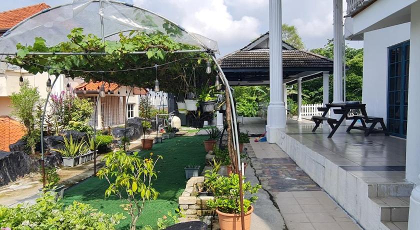 Private TTDI KL Villa Pool & BBQ 6BR 25pax. - image 3