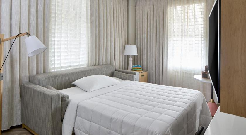 "Junior suite" numurs ar "king" izmēra gultu un dīvāngultu (Junior King Suite with Sofa Bed) attēls 9