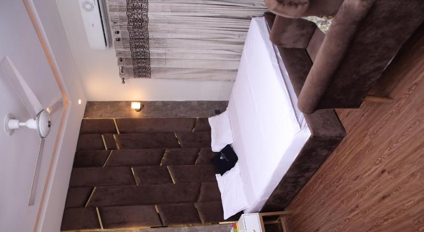 Elite Elegance Inn - image 2