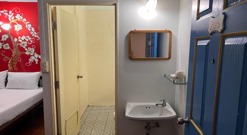 Image of Double Room with Air Conditioning 6