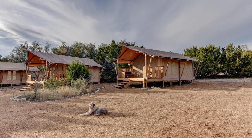 约翰逊城 (TX) Reserve all 5 tents for the price of 4 - 12 Fires Winery 3星级 单人房 泳池