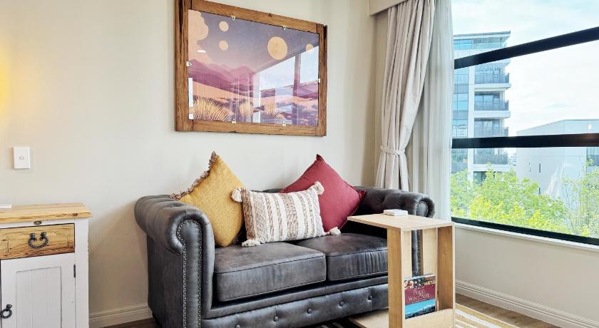 Free carpark, balcony with park views, pool and spa