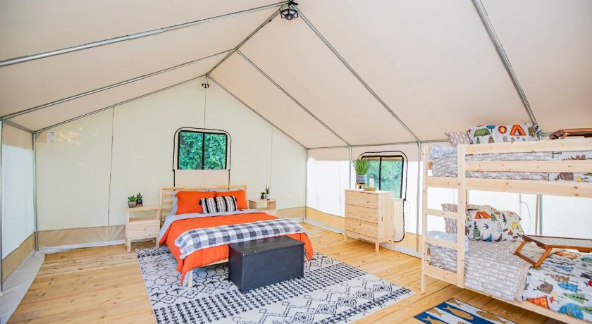 Cassville Reserve all 5 tents for the price of 4 - Roaring River Hills 2-Star Accommodation view
