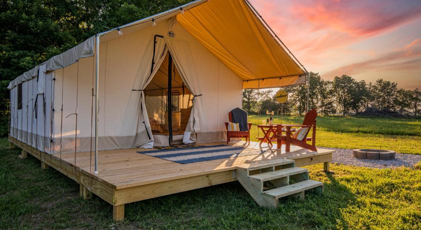Cassville Reserve all 5 tents for the price of 4 - Roaring River Hills 2-Star Accommodation lobby