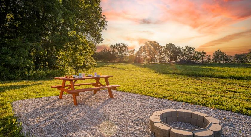 Cassville Reserve all 5 tents for the price of 4 - Roaring River Hills 2-Star Accommodation pool