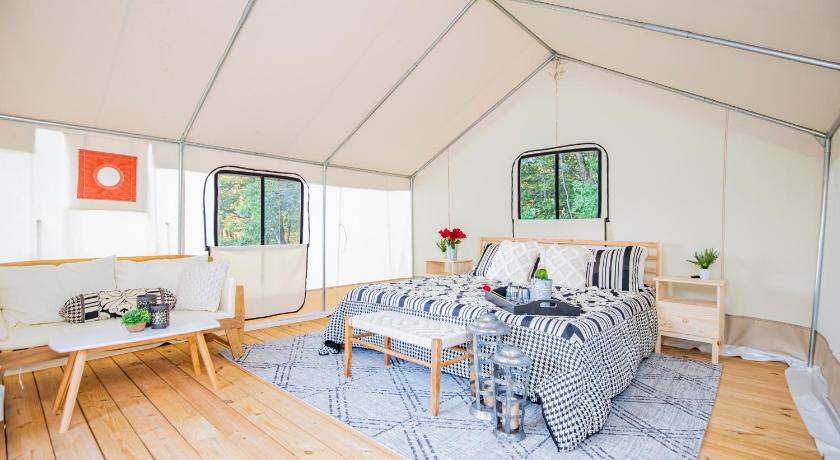 Cassville Reserve all 5 tents for the price of 4 - Roaring River Hills 2-Star Accommodation suite