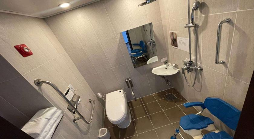 Room with Two Single Beds and Tub with Grab Bars - Mobility Accessible - Non-Smoking 이미지 4