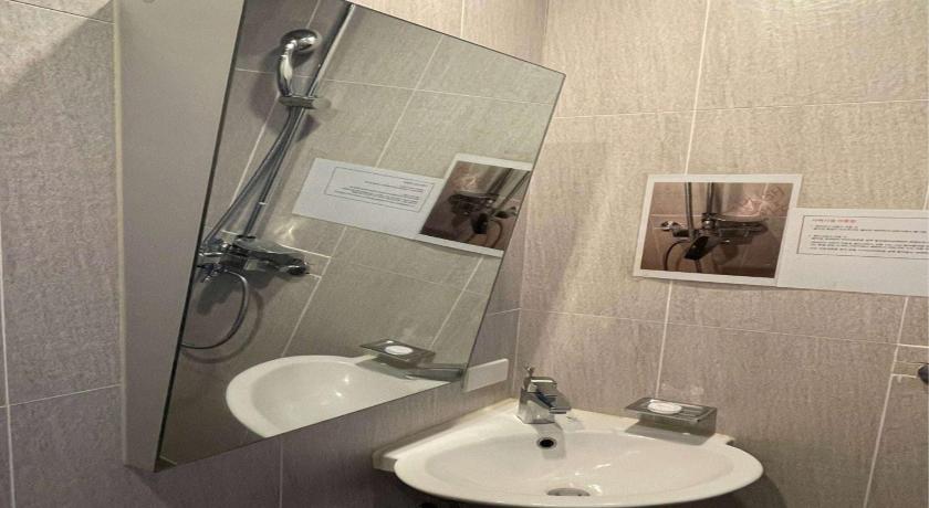 Room with Two Single Beds and Tub with Grab Bars - Mobility Accessible - Non-Smoking 이미지 5