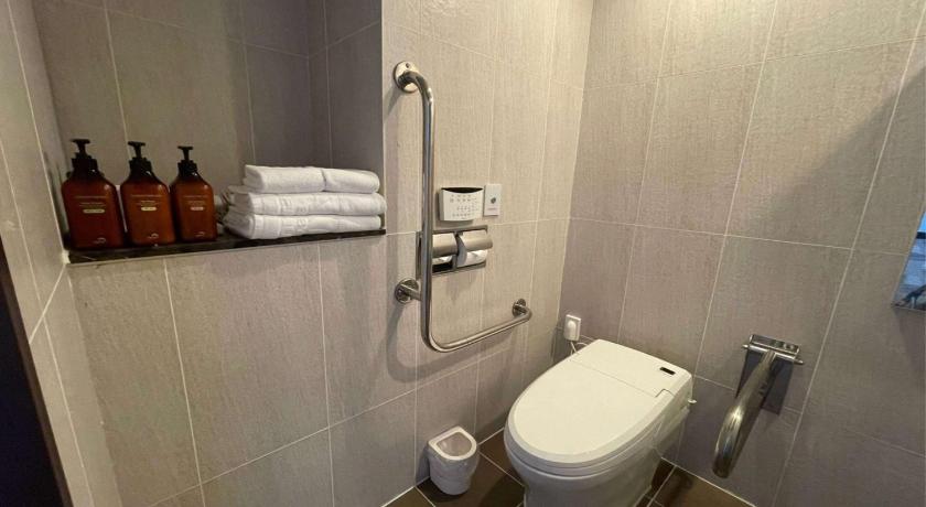 Room with Two Single Beds and Tub with Grab Bars - Mobility Accessible - Non-Smoking 이미지 3