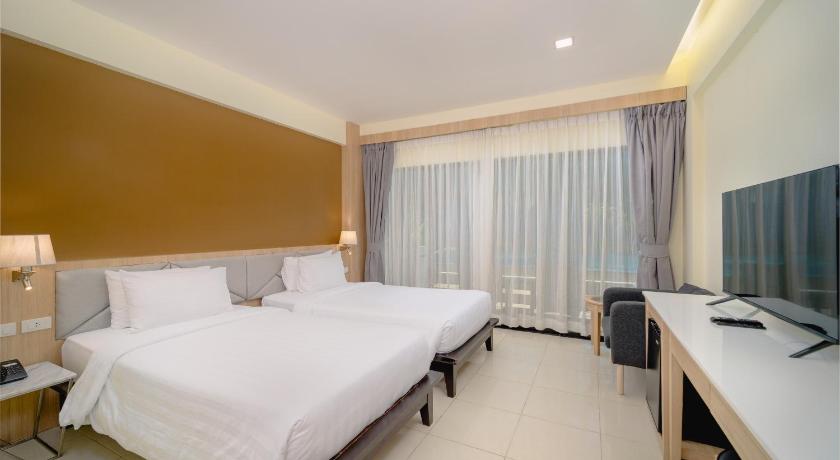 Image of Deluxe Pool Access 12