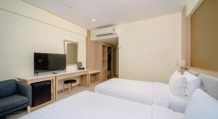 Image of Deluxe Pool Access 11
