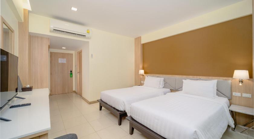 Image of Deluxe Pool Access 15