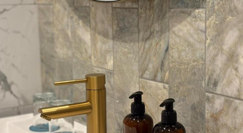 Image of Continental Suite 9