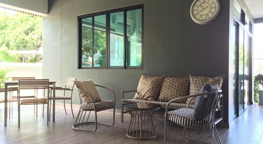 촌부리 In Clover Apartment Bangsaen 4-Star Guesthouse lobby