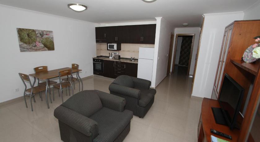 アングラ・ド・エロイズモ Costa & Isaias Apartamentos 3つ星 ホテル ロビー