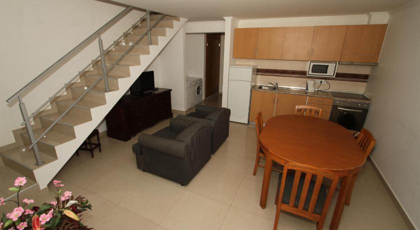 アングラ・ド・エロイズモ Costa & Isaias Apartamentos 3つ星 ホテル レストラン