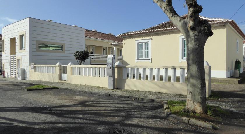 アングラ・ド・エロイズモ Costa & Isaias Apartamentos 3つ星 ホテル プール