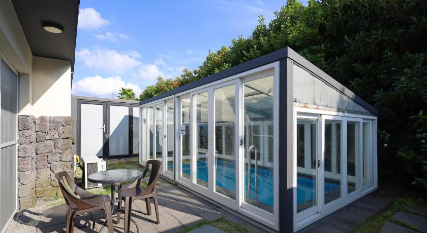 Image of Deluxe Garden Pool 16