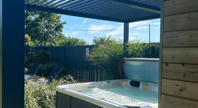 Roulotte du puits avec jacuzzi et sauna privatif