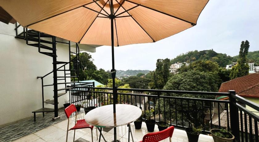 Misty Hills Lakeview Lounge - image 4