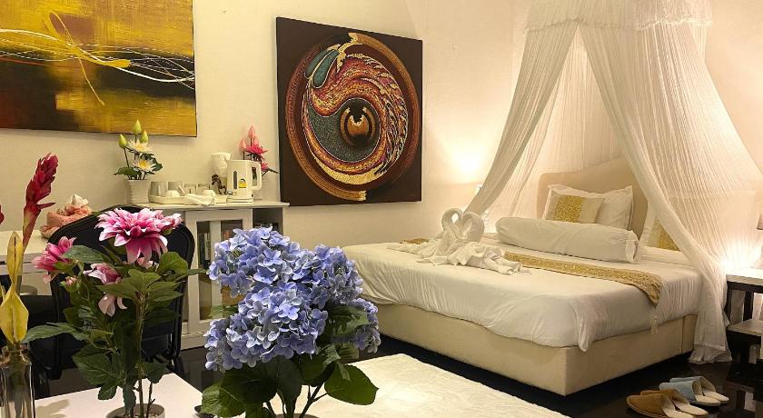 Image of Suite with Garden View 3