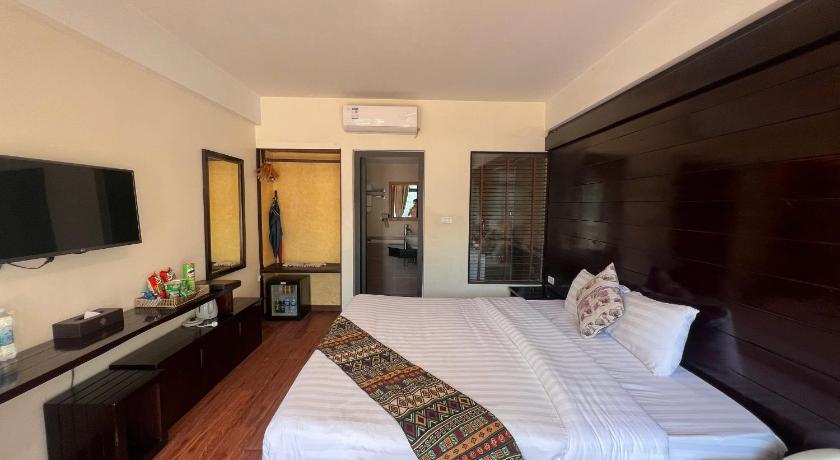 Image of Deluxe Double Panoramic City View with Terrace 11