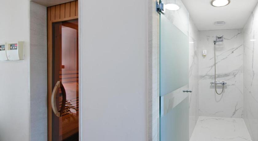 Jona Room Split - image 28