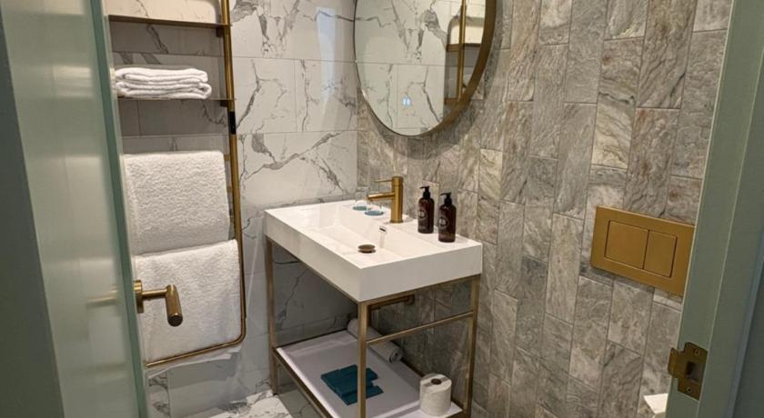 Image of Continental Suite 6