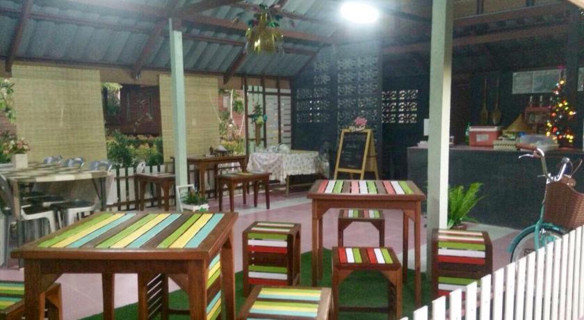 a living room filled with tables and chairs, Panpim Resort in Prachinburi