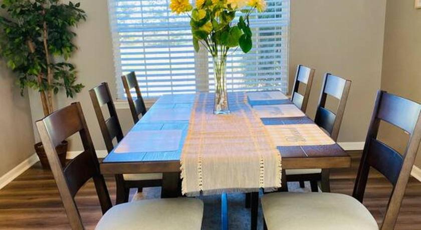 格拉夫顿 Wonderful 4BR Home 3星级 住宿 餐厅
