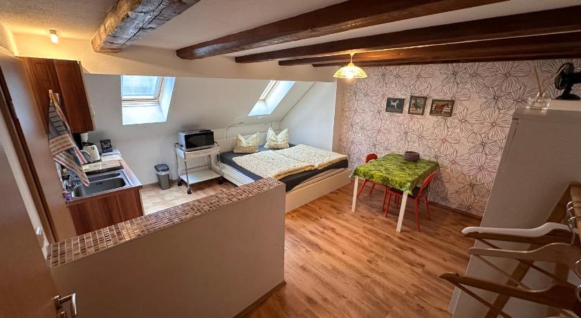 Ruhiges Wohlfuhlzimmer auf dem Pferdehof Gut Greppin - mit Kochnische, WLAN & kostenlosem Parken