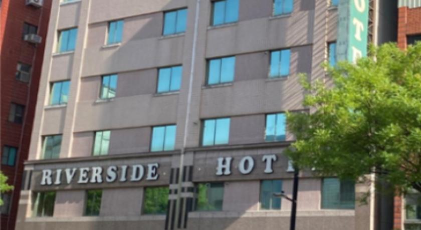 Riverside Hotel - image 10