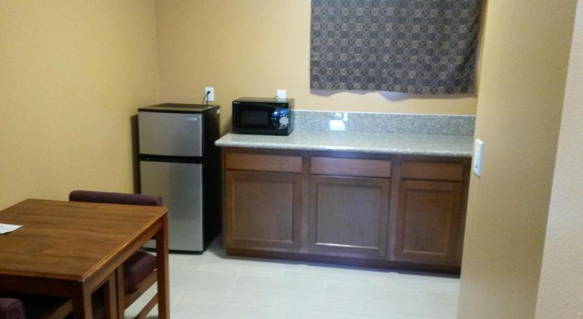 a kitchen with a refrigerator, sink and a table, Two Palms Motel in Phoenix (AZ)