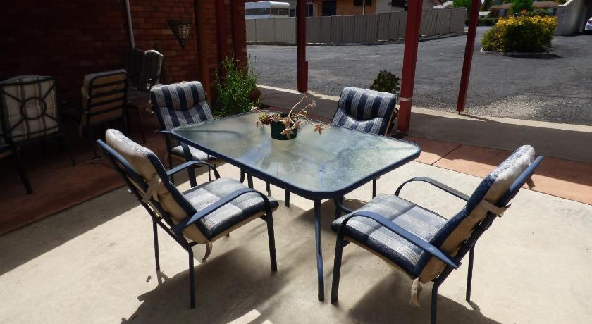 a dining room table with chairs and a patio, Anna Bella Motel Glen Innes in Glen Innes