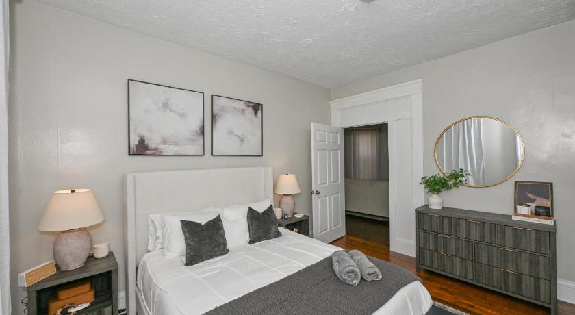 3 Bed Spacious 1st Floor Apt at Tremont