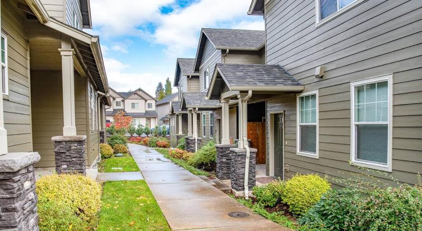 Corvallis (OR) TWO townhomes for your giant group! 4-Star Accommodation restaurant