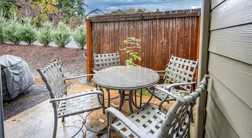 Corvallis (OR) TWO townhomes for your giant group! 4-Star Accommodation amenity