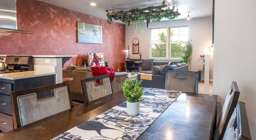 Corvallis (OR) TWO townhomes for your giant group! 4-Star Accommodation lobby