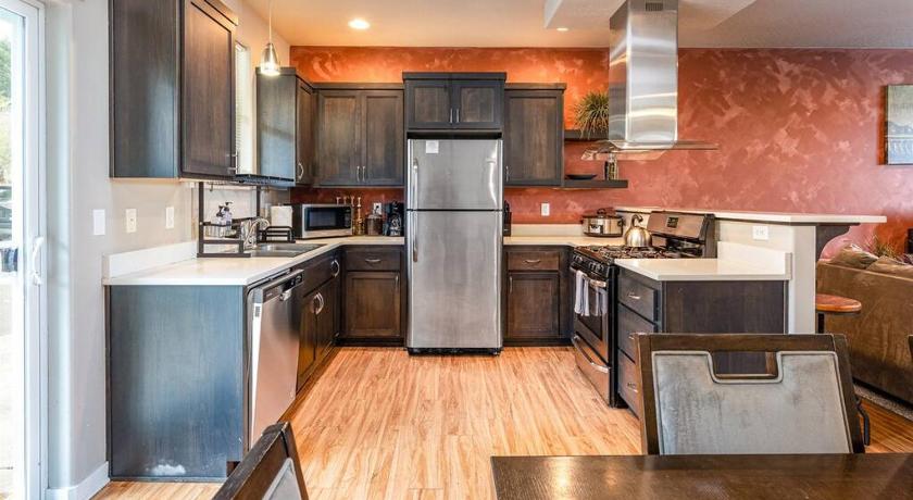 Corvallis (OR) TWO townhomes for your giant group! 4-Star Accommodation lobby