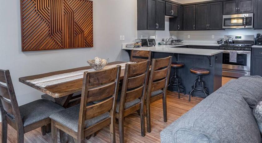 Corvallis (OR) TWO townhomes for your giant group! 4-Star Accommodation room