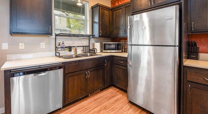 Corvallis (OR) TWO townhomes for your giant group! 4-Star Accommodation exterior