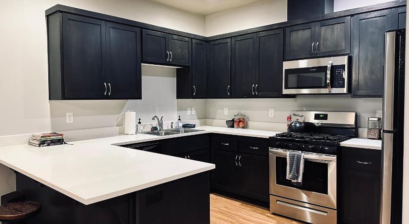 Corvallis (OR) TWO townhomes for your giant group! 4-Star Accommodation exterior