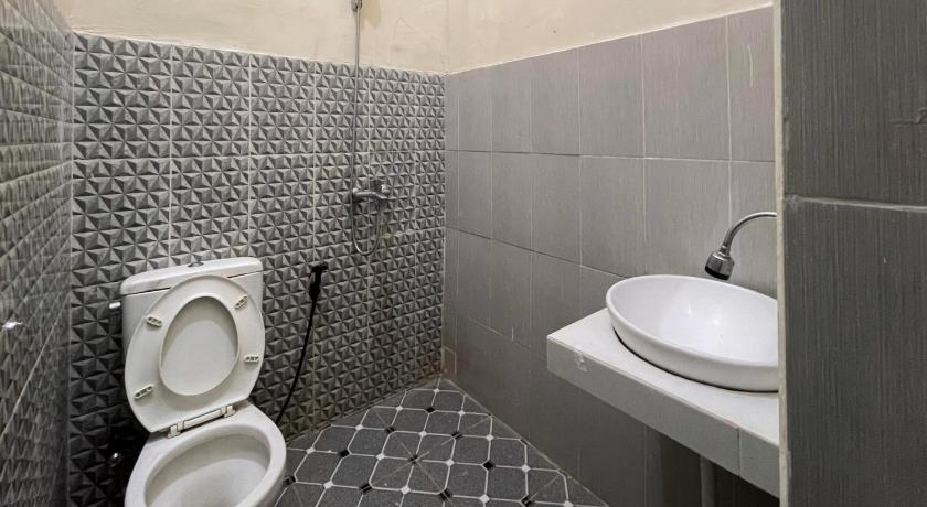 OYO 93987 Suropati 2 Guest House - image 26