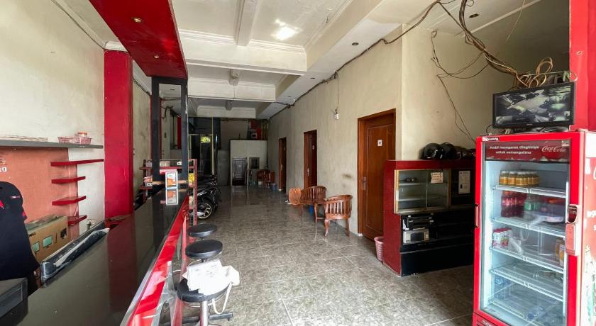 OYO 93987 Suropati 2 Guest House - image 6