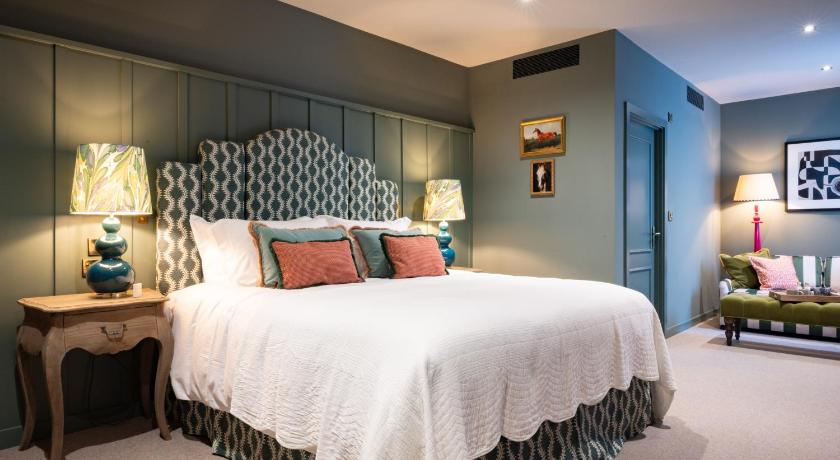 The Coat and Bear - A Heartwood Inn