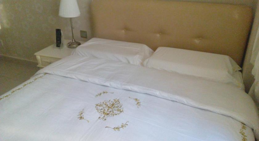 Image of Deluxe Queen Room 11