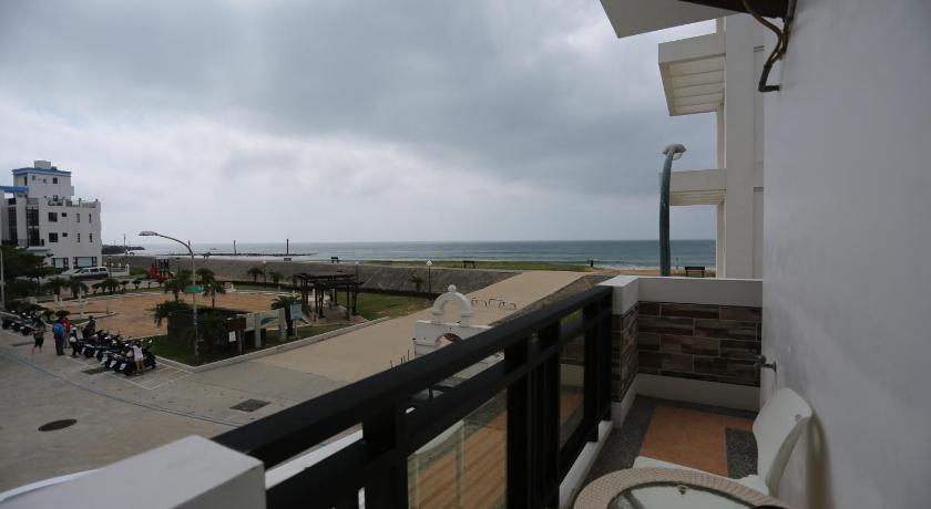 a beach with a view of the ocean, See Your Dreams B&B in Penghu